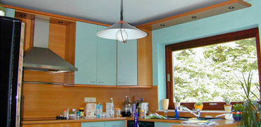 Тканевый натяжной потолок на кухне